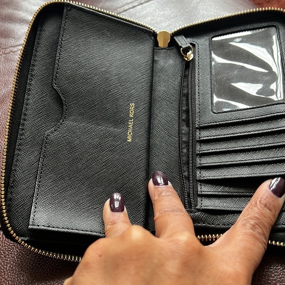 Black Michael Kors Wallet.  It is missing the wrist strap - Picture 2 of 2